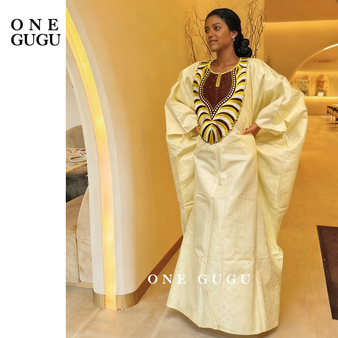 

Бежевое платье-дашики из нигерийского байзина высшего качества с оригинальным ароматом, традиционное африканское свадебное платье-бубу из базин-рише, длинное.