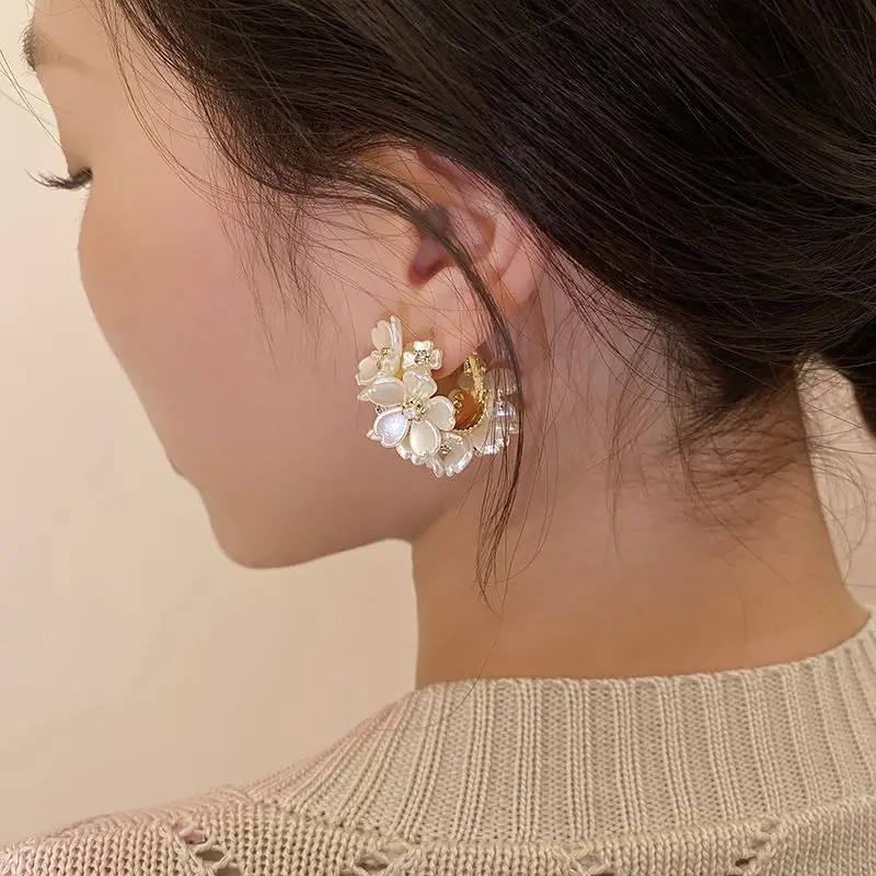 Yerik New Luxury Vintage Shell Flower Zircon Pearl Shell Flower Dangle Earrings Women Fashion Elegant Jewelry Accessories