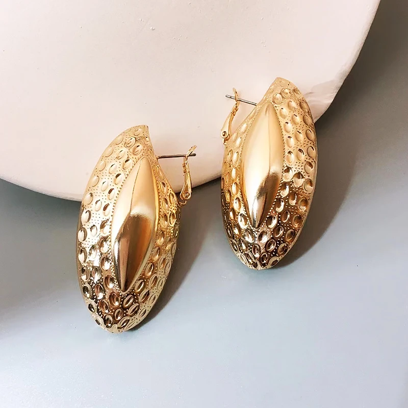 Anting-anting bertekstur Oval berongga logam untuk wanita anting-anting pesta wanita modis dan berlebihan