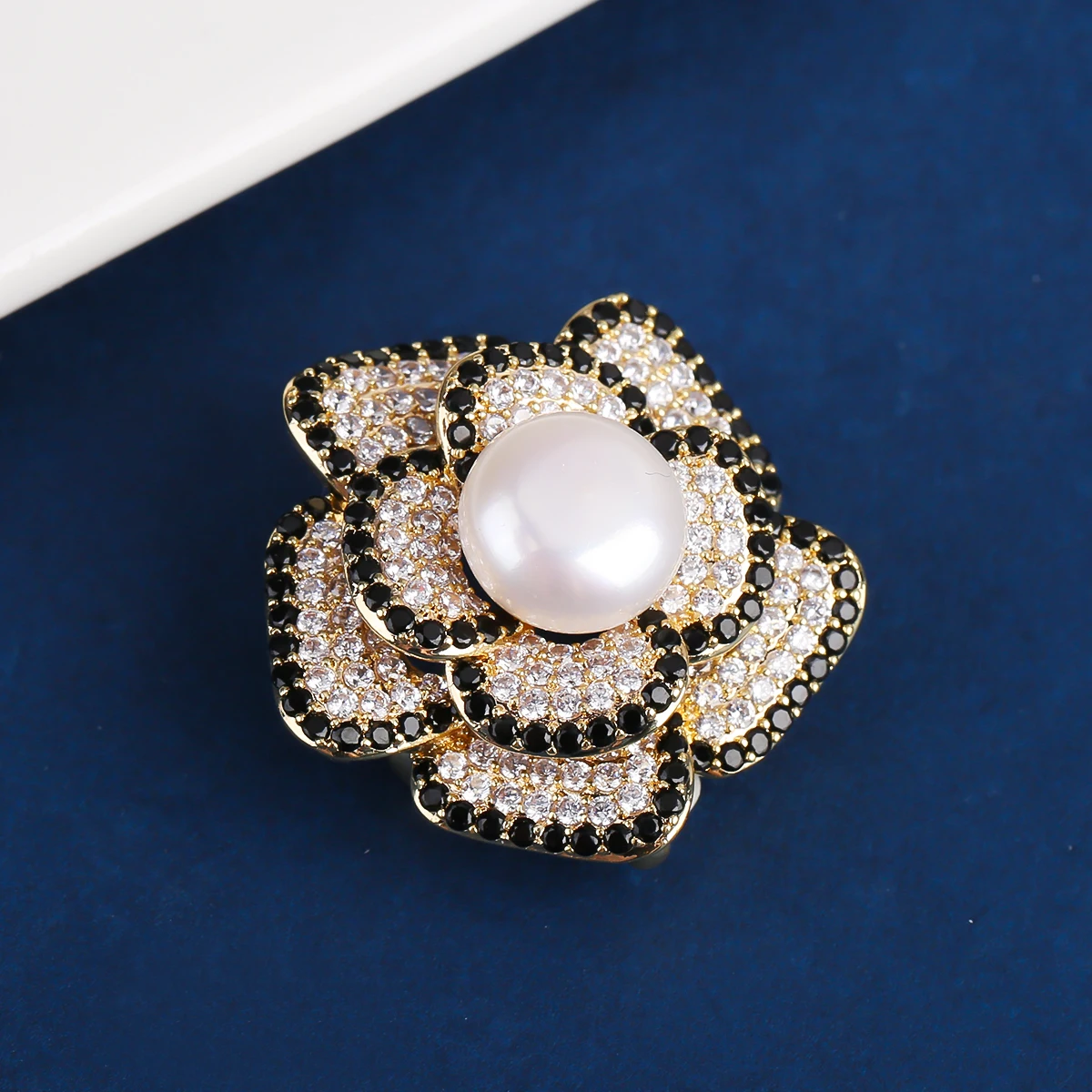 Light Luxury Niche Color Preservation Galvanized Zircon Luxury Inset Pearl Flower Brooch Lady Wedding Party Jewelry Gift