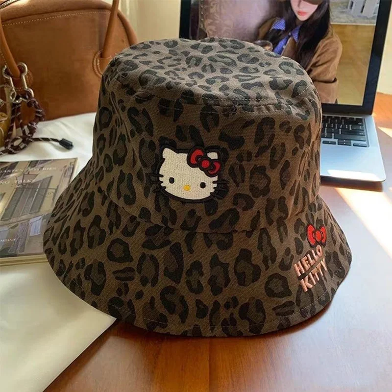 

Новое поступление 2025 года, модные уличные шапки с леопардовым принтом и красочной вышивкой HelloKitty с плоскими краями, повседневные рыбацкие шапки