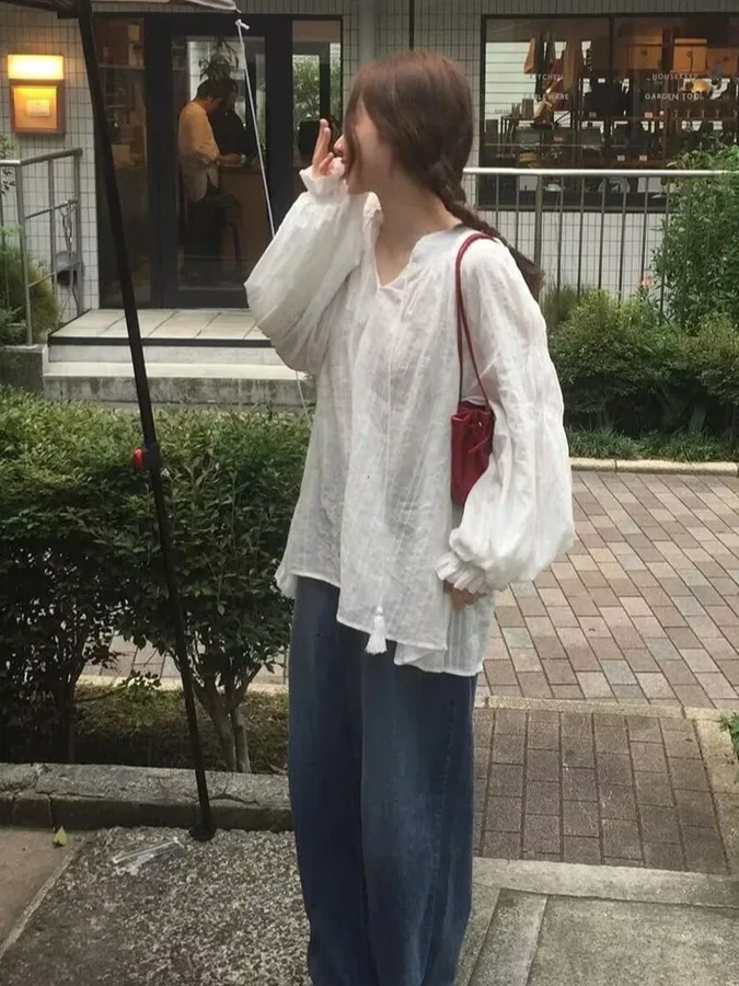 Luźna bluzka typu lantern z dekoltem w serek, wiązana, biała, damska, na wczesną jesień, nowa, w stylu koreańskim, swobodna, modna, z wyczuciem designu.