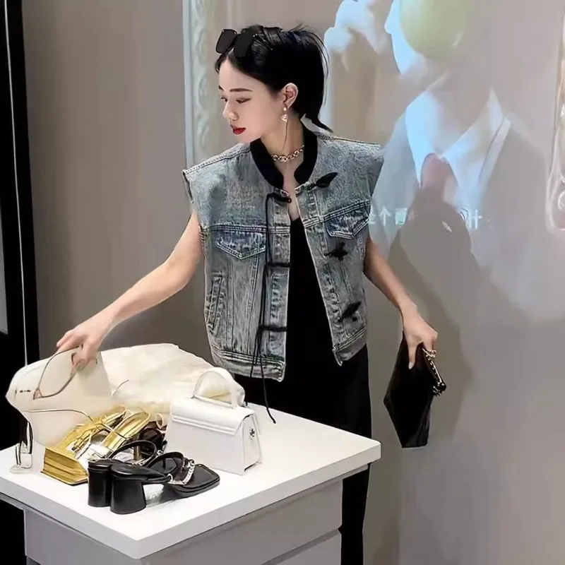 

Женские джинсовые жилеты и куртки в китайском стиле: укороченные, новые, повседневные, минималистичные, нишевые, универсальные, модные, уникальные — для весны, осени и лета