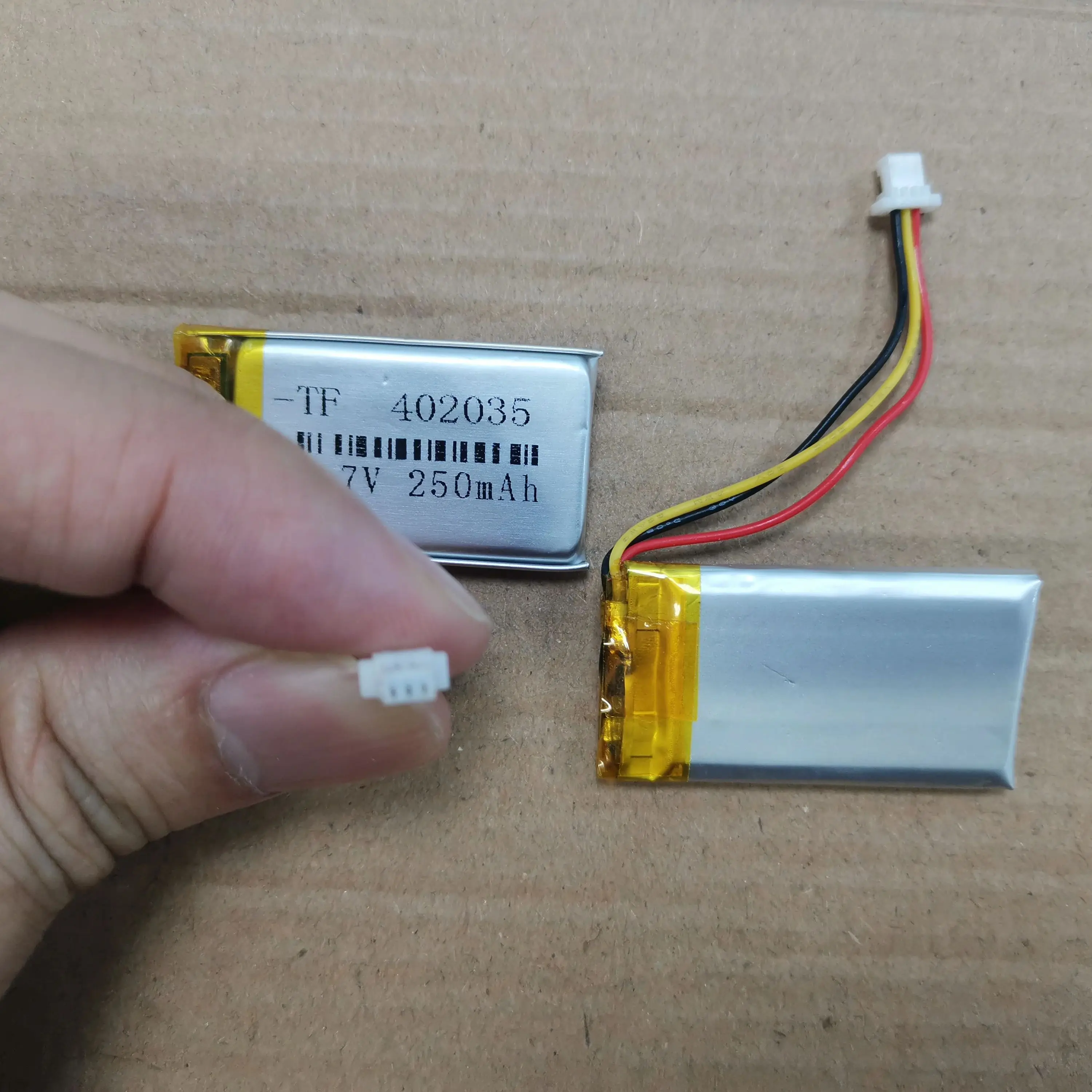 3.7V 3 wires 402035 4*20*35mm 250mah with terminal connector , used for bluetooth MP3,MP4 lithium battery 1pcs/lot