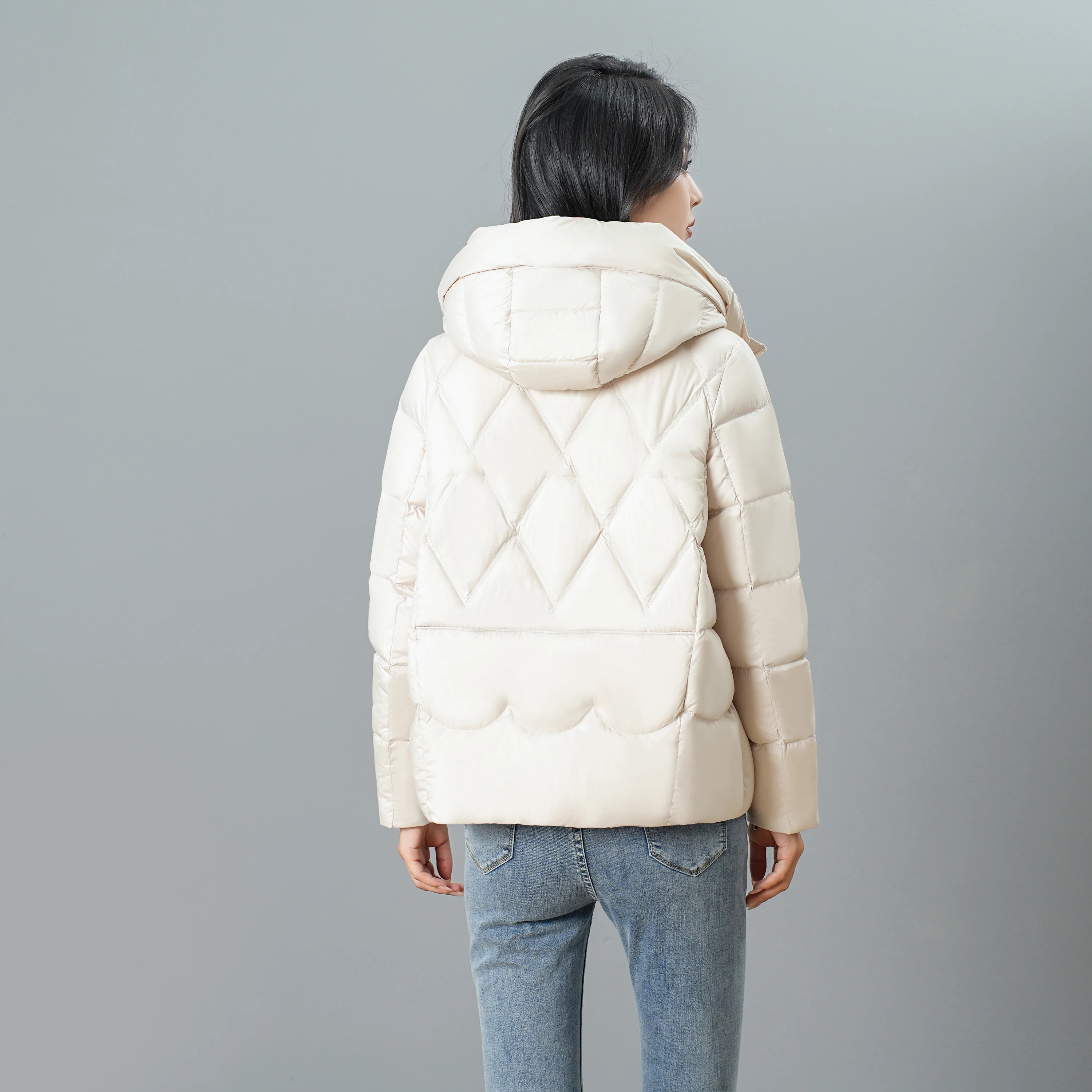 Winter-Daunen jacke mit Kapuze für Frauen mittleren Alters, modischer Short-Style, warmes neues Modell 2024, weiße Enten-Daunen jacke für Mama 90