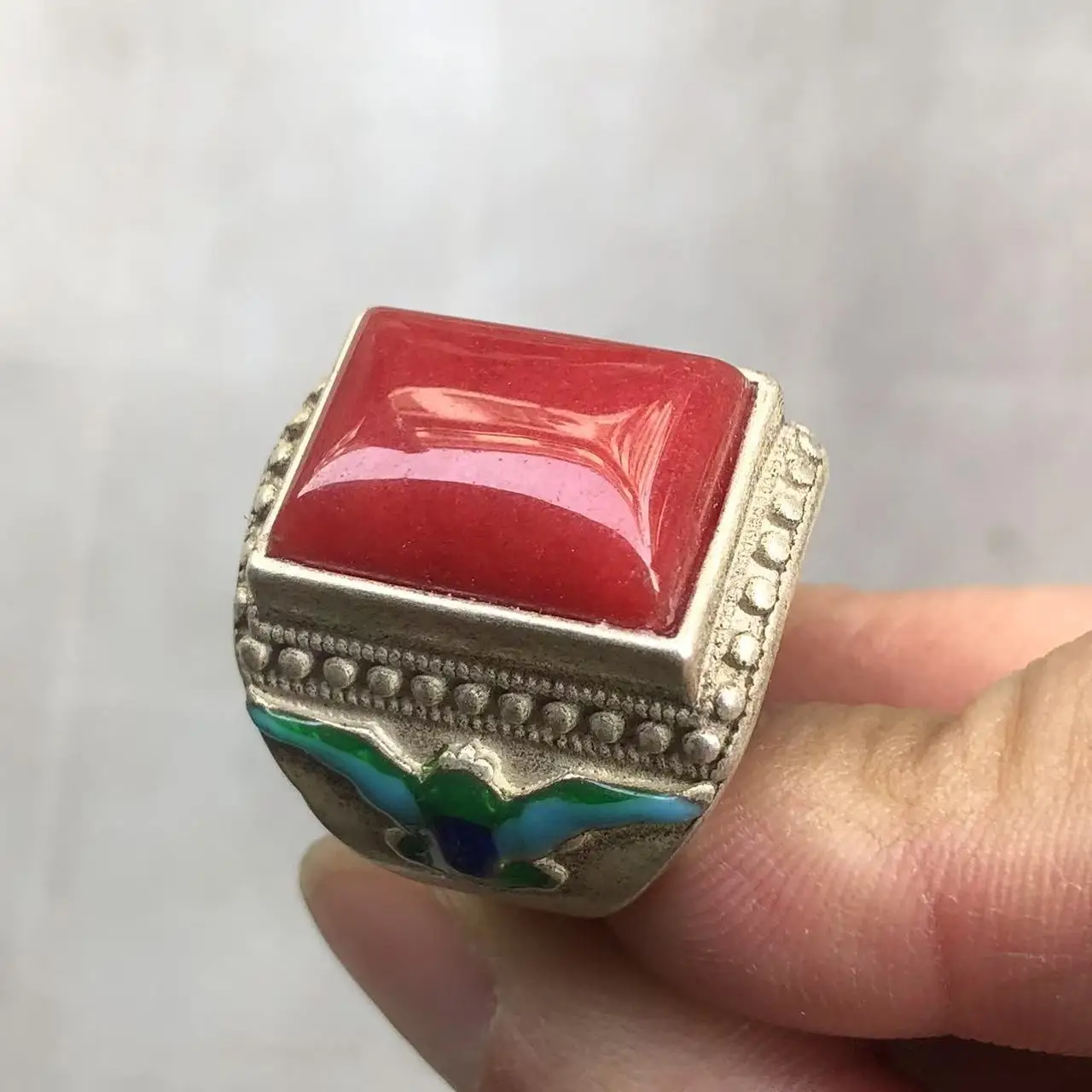 Vintage Cloisonné Emaille Silber Siegelring mit großem quadratischem roten Edelstein – Ethno-chinesischer Herren-Statement-Retro-Fingerschmuck – Detail 3