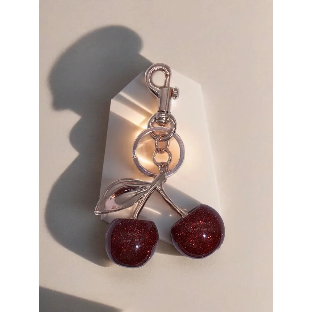 

Блестящий брелок-подвеска в виде вишни – большой хрустальный кулон с клипсой для сумок, кошельков, автомобилей и аксессуаров в стиле Y2K Goth.