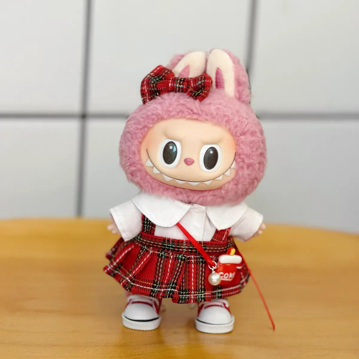 

Labubu Scotland Red Plaid Skirt Set - Stylish Elegant Outfit for 17cm Vinyl Dolls Featuring a Vibrant Plaid Design