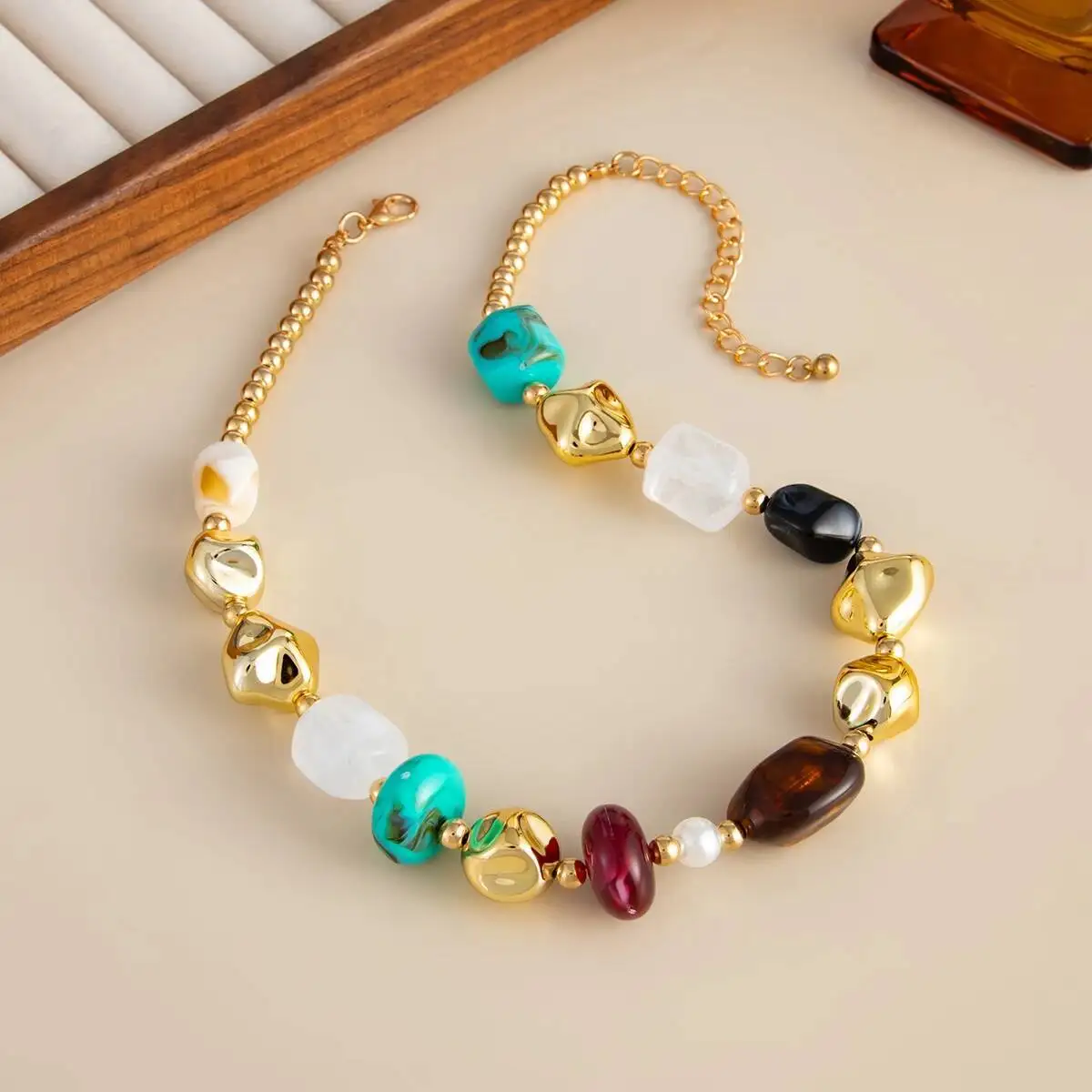 Böhmische Damen-Halskette mit farbigen Harzperlen, Vintage-Stil, verstellbar, kurzer Acryl-Schmuck für den Hals – Detail 9