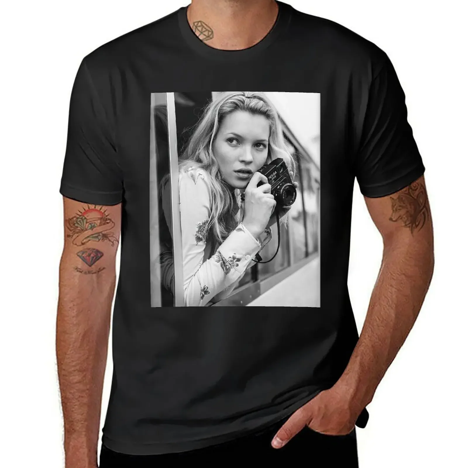 Kate Moss With a Camera, Black and White Wall Art T-Shirt summer top oversizeds cotton graphic tees t shirts for men cotton