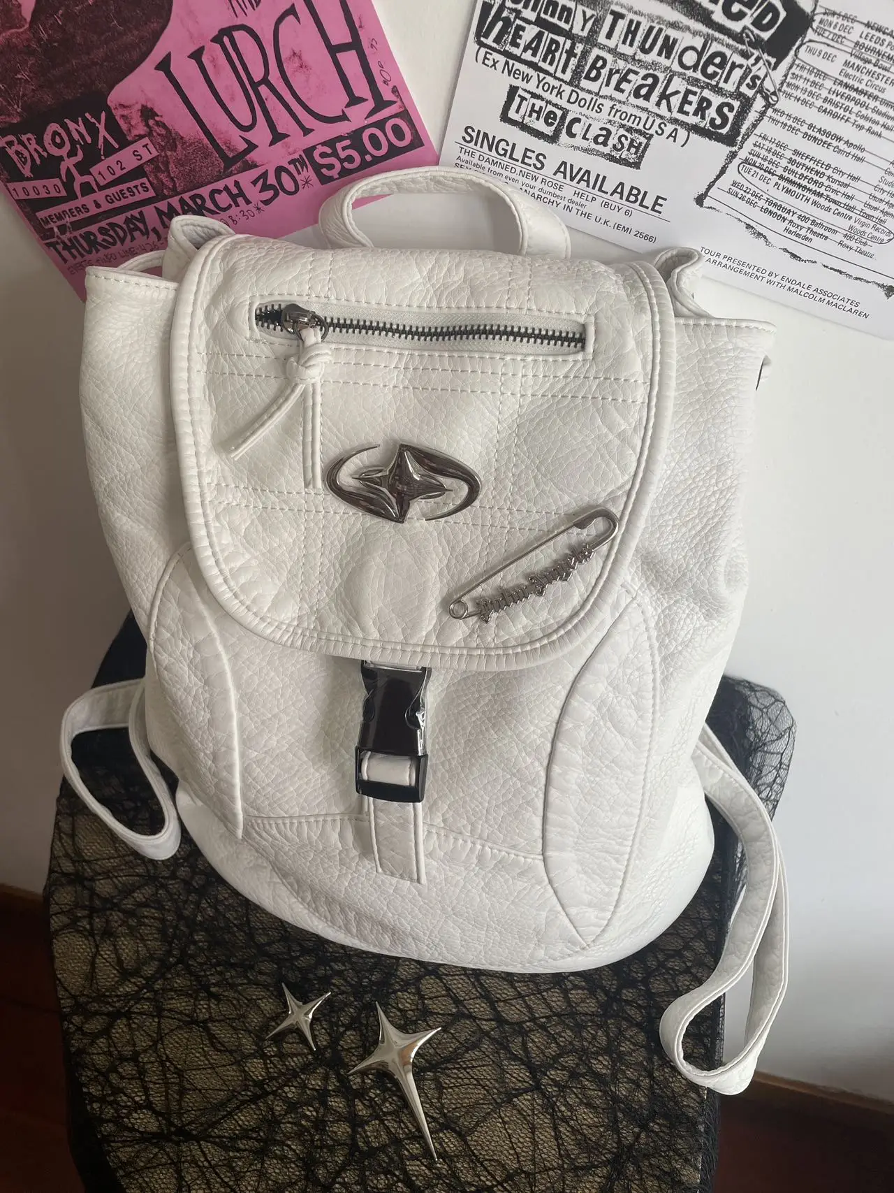 

Y2K White Leather Backpack Fashion Star and Safety Pin Decor Backpacks for Women Sweet and Cute Backpack