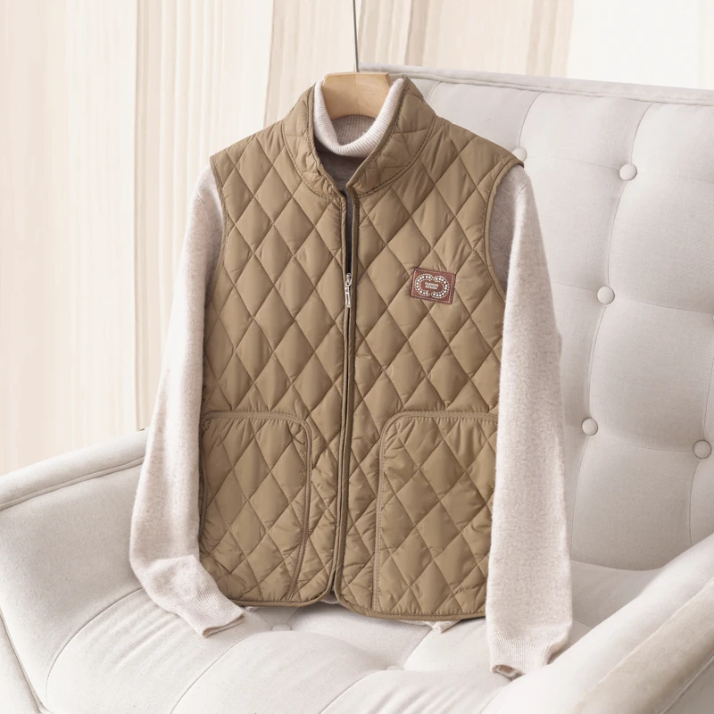 سترة قطنية خفيفة الوزن لعام 2025 للنساء في منتصف العمر وكبار السن بياقة واقفة بدون أكمام ملابس خارجية غير رسمية مضادة للبرد والدفء