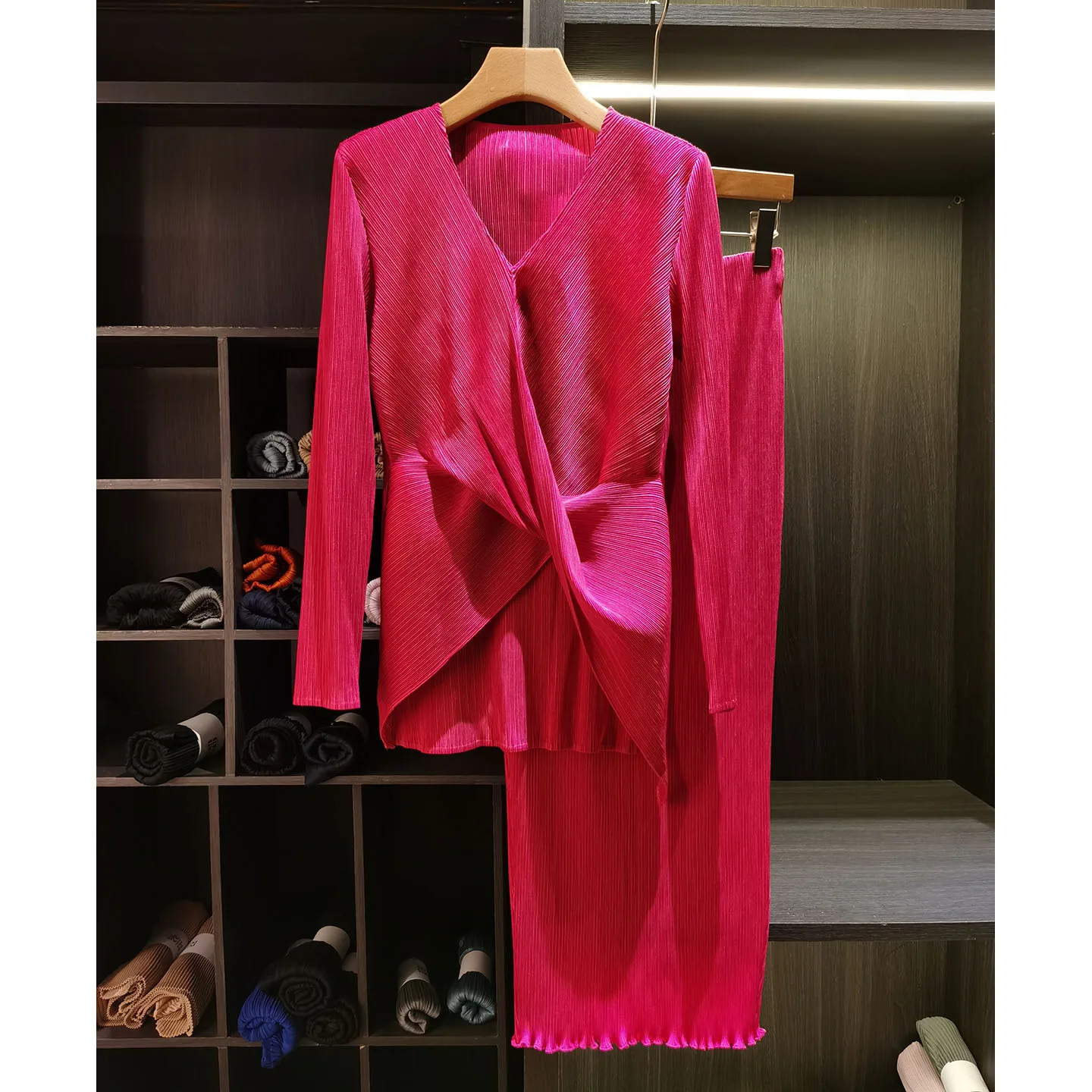 

Miyake Pleated Spring/Summer 2026 New Design Twist Pleated Solid Color T-Shirt Elegant Straight Skirt Pleated Two-Piece Set