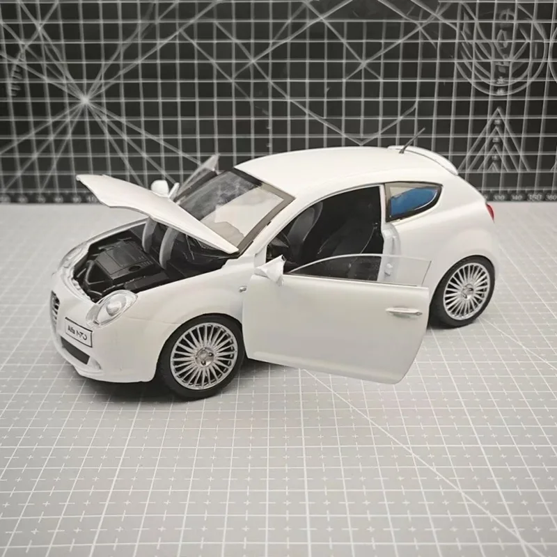 1:24 Alfa Romeo MITO SUV coche deportivo de aleación modelo Diecast vehículos de carreras de Metal modelo de coche colección de alta simulación juguete para regalo para niños