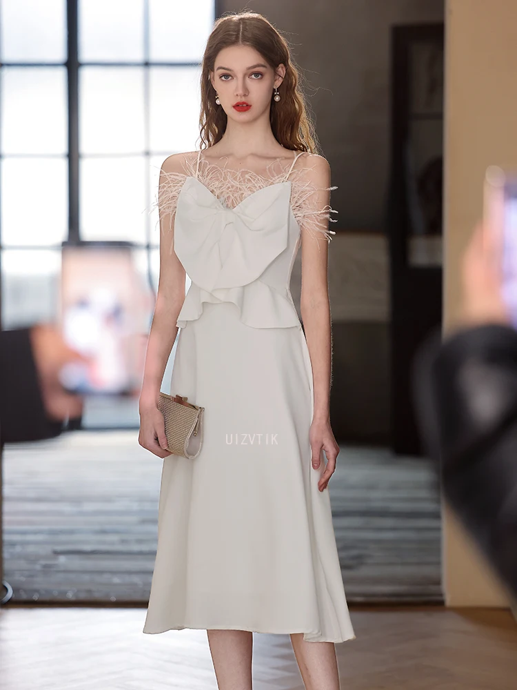 Robe de soirée d'anniversaire en Satin blanc pour femmes, élégante, avec coutures de plumes, col en v, dos nu, robe de bal Simple, robe de soirée de mariage