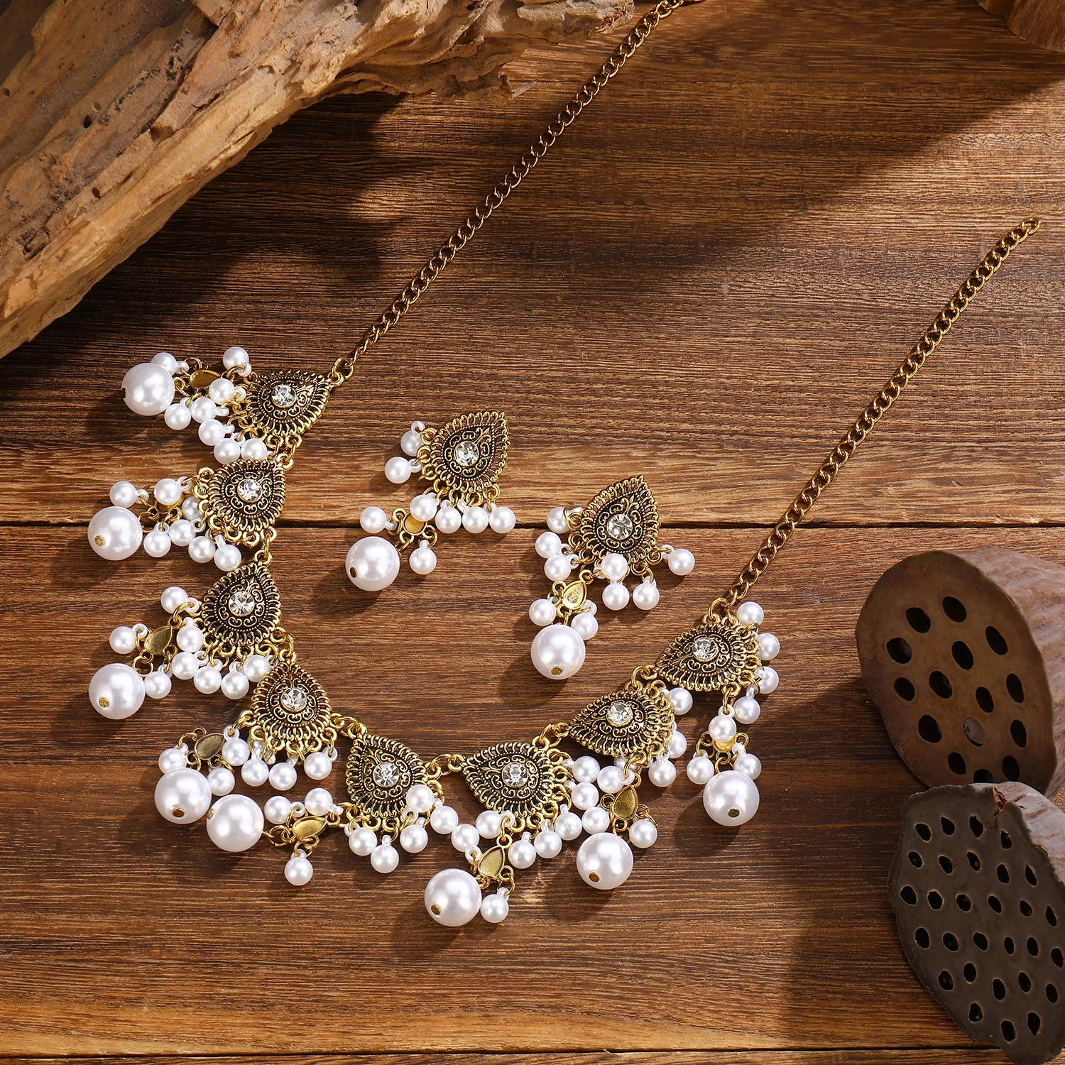 

Богемное ожерелье с белыми жемчужинами и кисточками, серьги, модные женские украшения, кристаллы в форме капли, золотистый чокер, этнические свадебные украшения