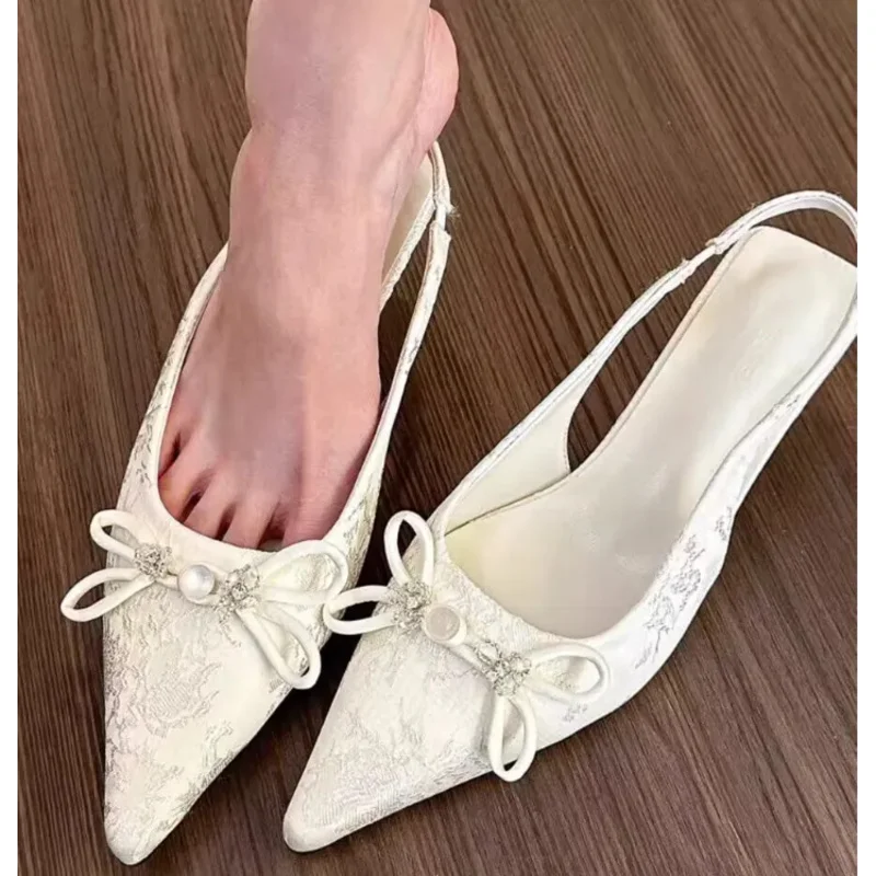 

Women hot Sandals Pointed Toe Fashion New Style High-end Design Sense Triple Beige