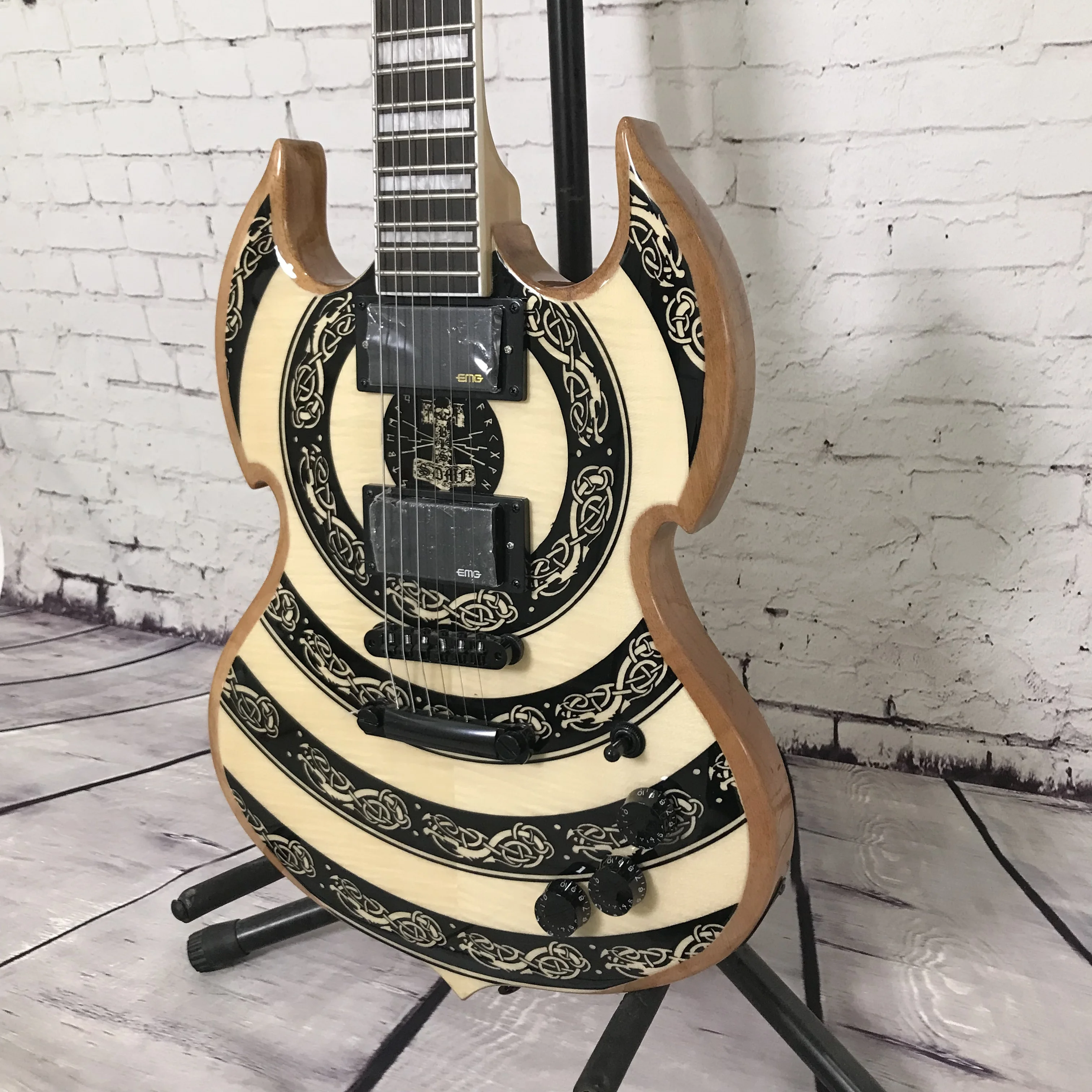 Celtic Pattern Graphic Electric Guitar Mahogany Body Rosewood Fretboard Double Humbucker Fixed Bridge Heavy Metal Band