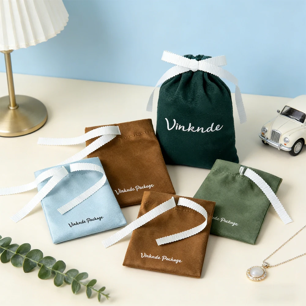 

100 шт. персонализированных фланелевых мешочков для украшений с логотипом, бархатные подарочные мешочки, замшевые мешочки на завязках для серег, косметики, колец