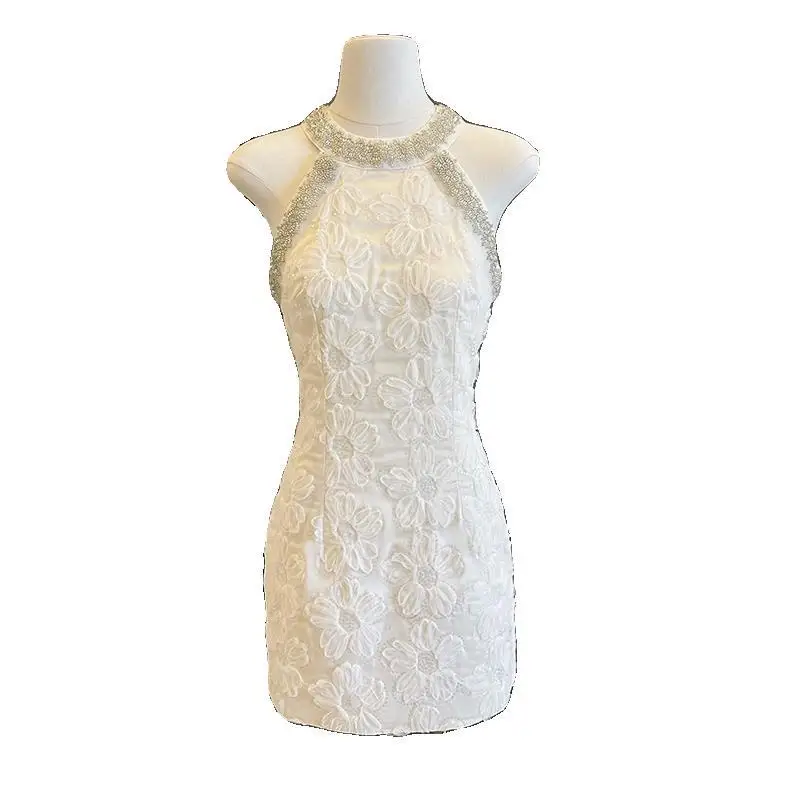 Sukienka damska letnia z koralikowym dekoltem, trójwymiarowym kwiatem, elegancka, podkreślająca figurę, styl cheongsam.