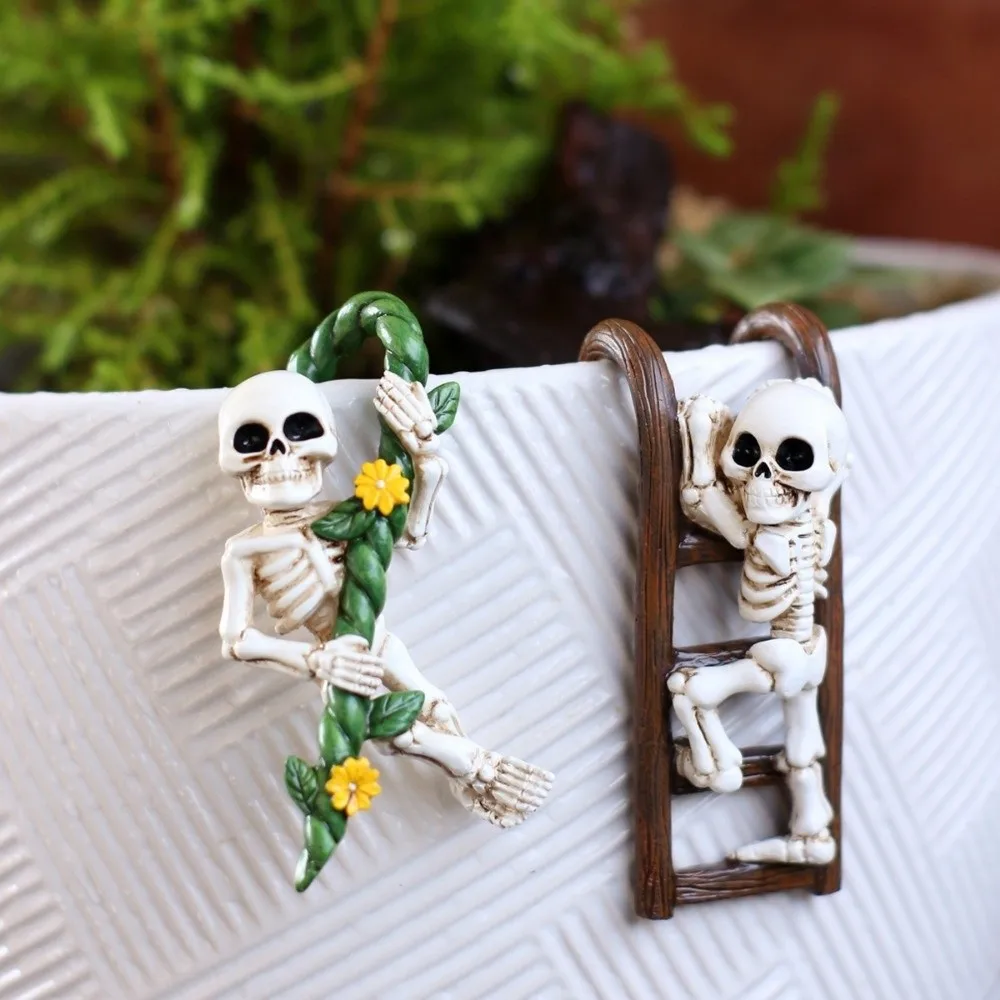 2PCS Resin Skeleton Pot Hugger Scary Miniature Ornaments Ladder Skull Hanging Statue Weatherproof Skeleton Figurine Garden Decor