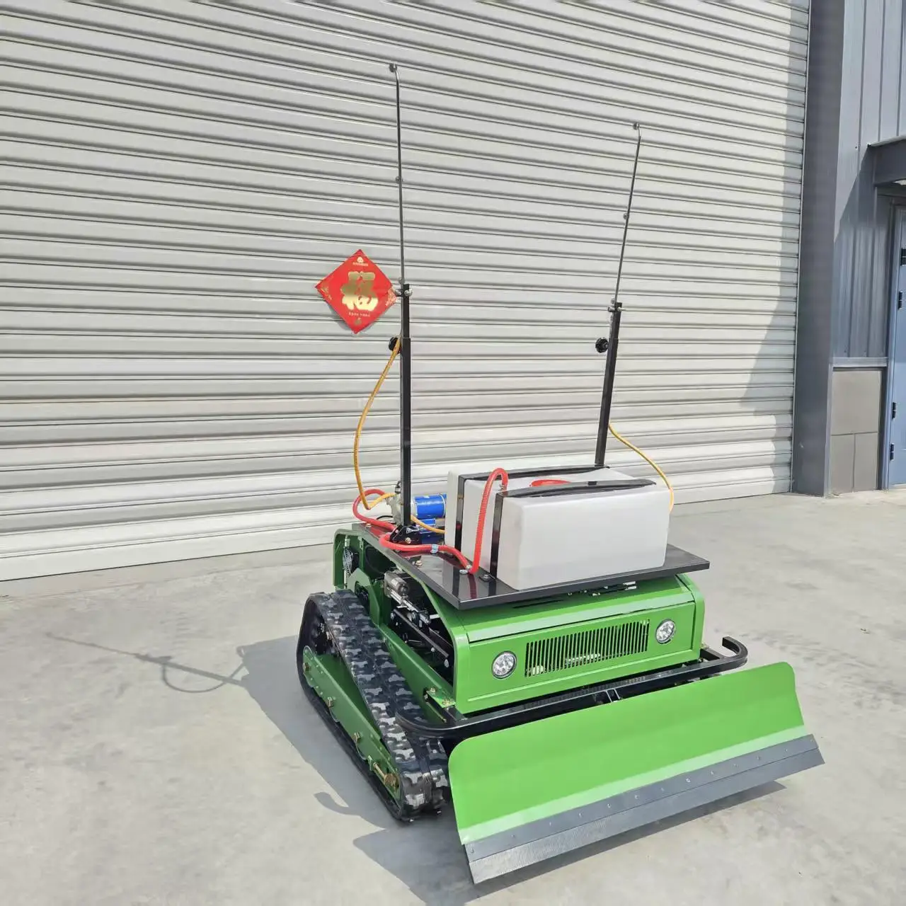 

Agricultural 3-in-1 Intelligent Remote-Controlled Machine: Spraying, Mowing, and Snow Plowing — Features a Large-Capacity Water