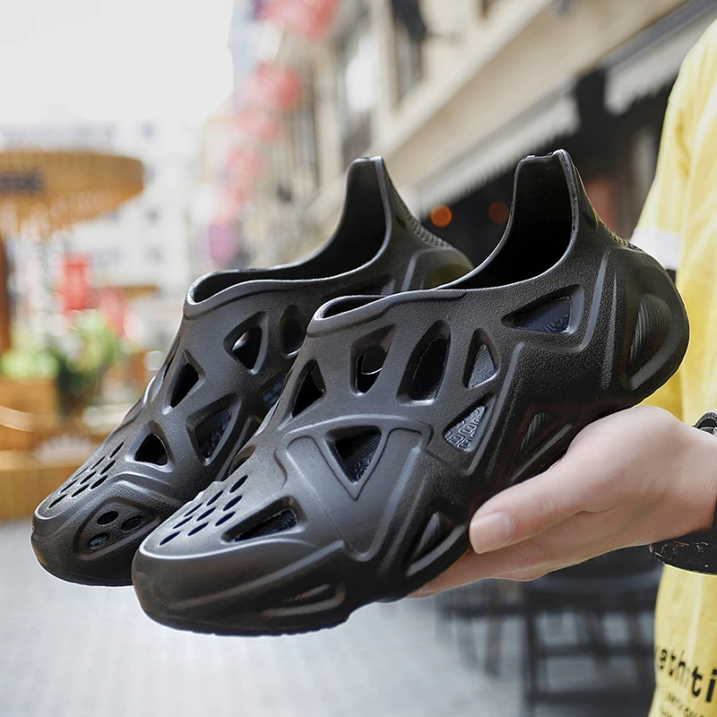 Sabots futuristes d'été pour hommes, commandez une taille au-dessus, sandales à enfiler ajourées, chaussures de plage respirantes et légères.