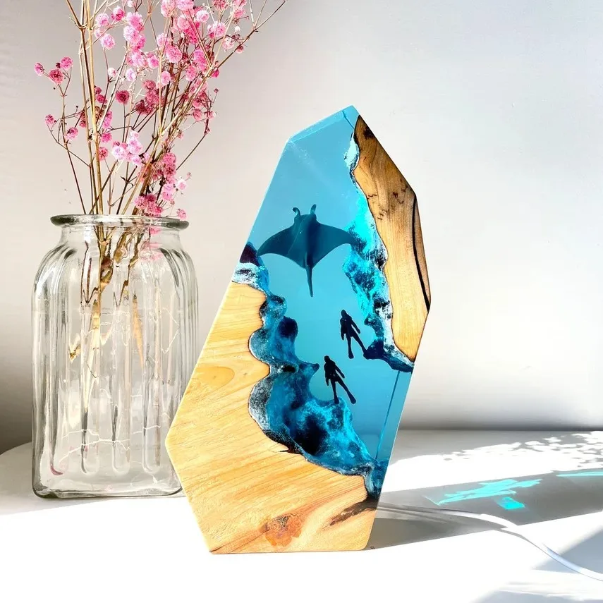 Underwater World Manta Rays Couple Diver Epoxy Resin Wooden Lamp Sculpture Home Atmosphere Decoration Crafts