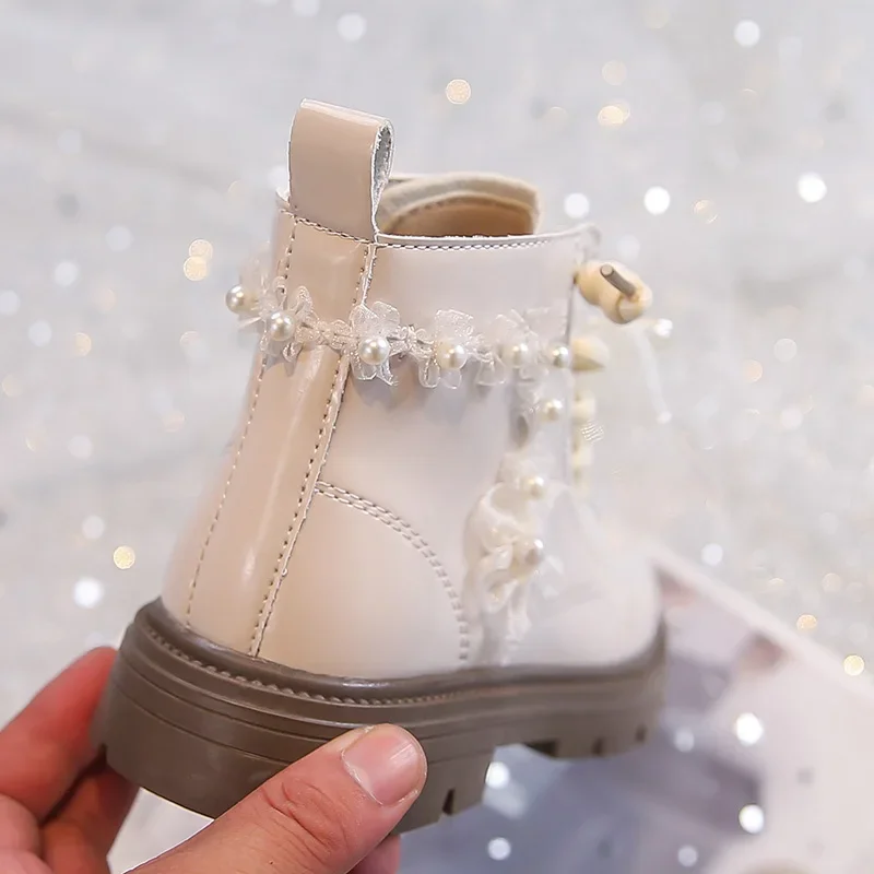 Stiefeletten für Kleinkinder, Mädchen, Herbst/Winter, aus Lackleder, im Stiefelstil, mit Perlen, Netzstoff und Schleife, seitlicher Reißverschluss, rutschfeste, dicke Sohle, Prinzessinnen-Stiefeletten. – Detail 7