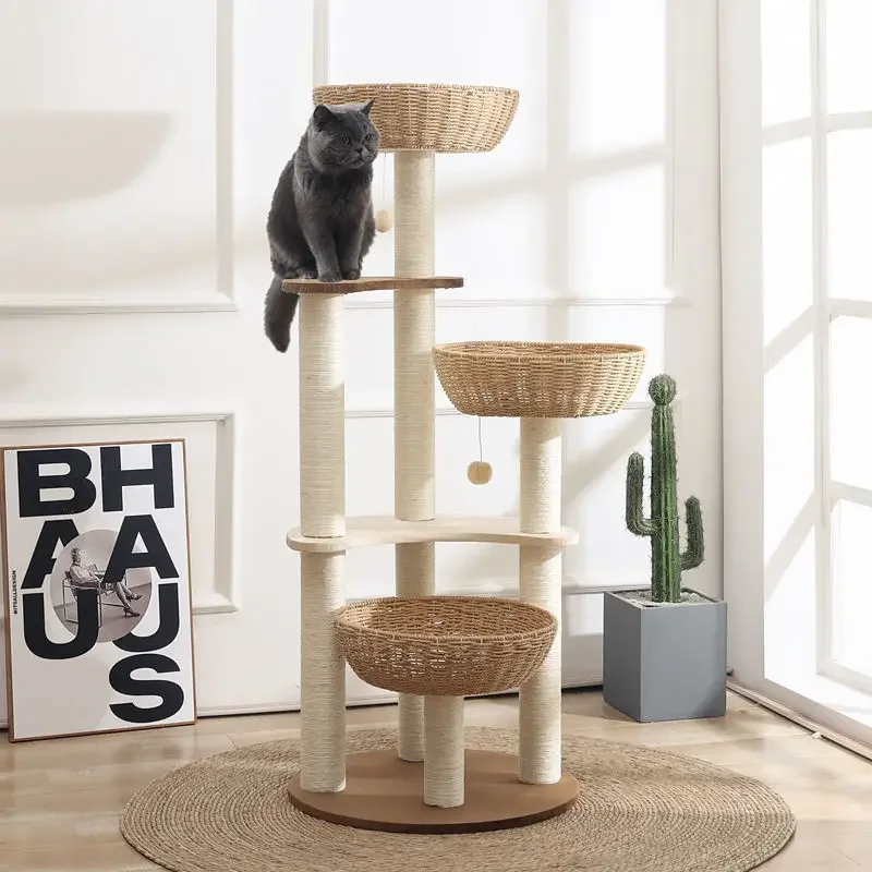 Árvore de gato multicamadas moderna de luxo com poste de sisal, estrutura de escalada de casa de gato de madeira tecida ratan para gatos