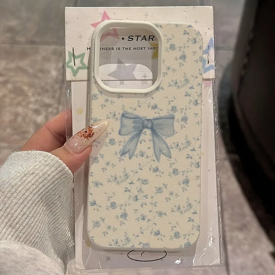 Una funda para teléfono con textura de lichi y estampado de lazo floral, adecuada para teléfonos iPhone 17, 16, 15, Plus, Pro, Max Series: se puede utilizar como regalo