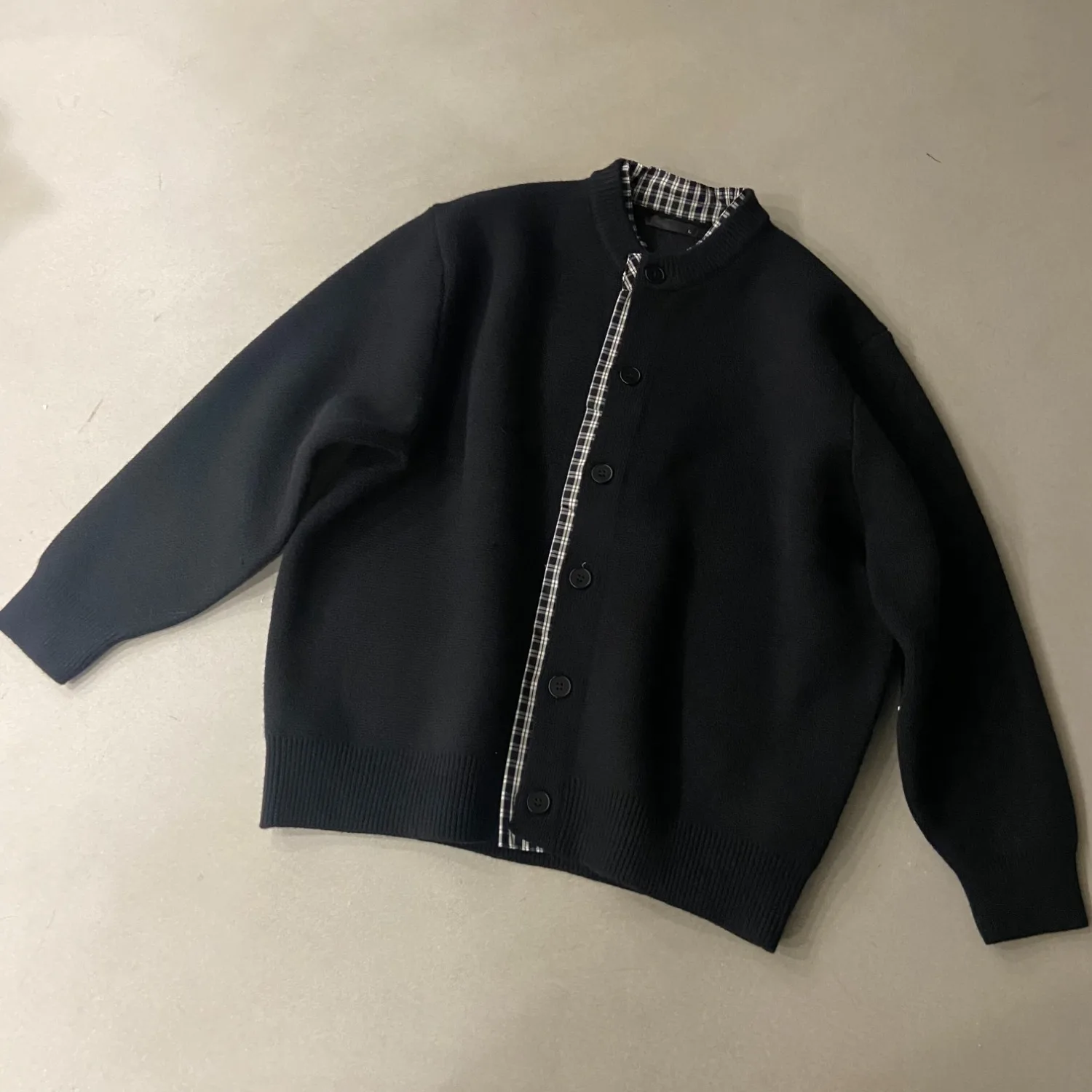 

Корейский свободный повседневный мужской вязаный свитер, искусственный двухсекционный круглый открытый кардиган, зимняя мода, удобный полиэстер...