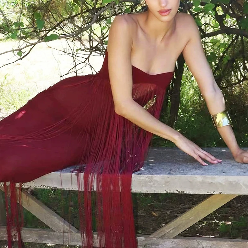 

Новое модное платье для банкета и повседневной носки весна 2026: сексуальное, без бретелек, с вырезами, бахромой и открытой спиной, облегающее.