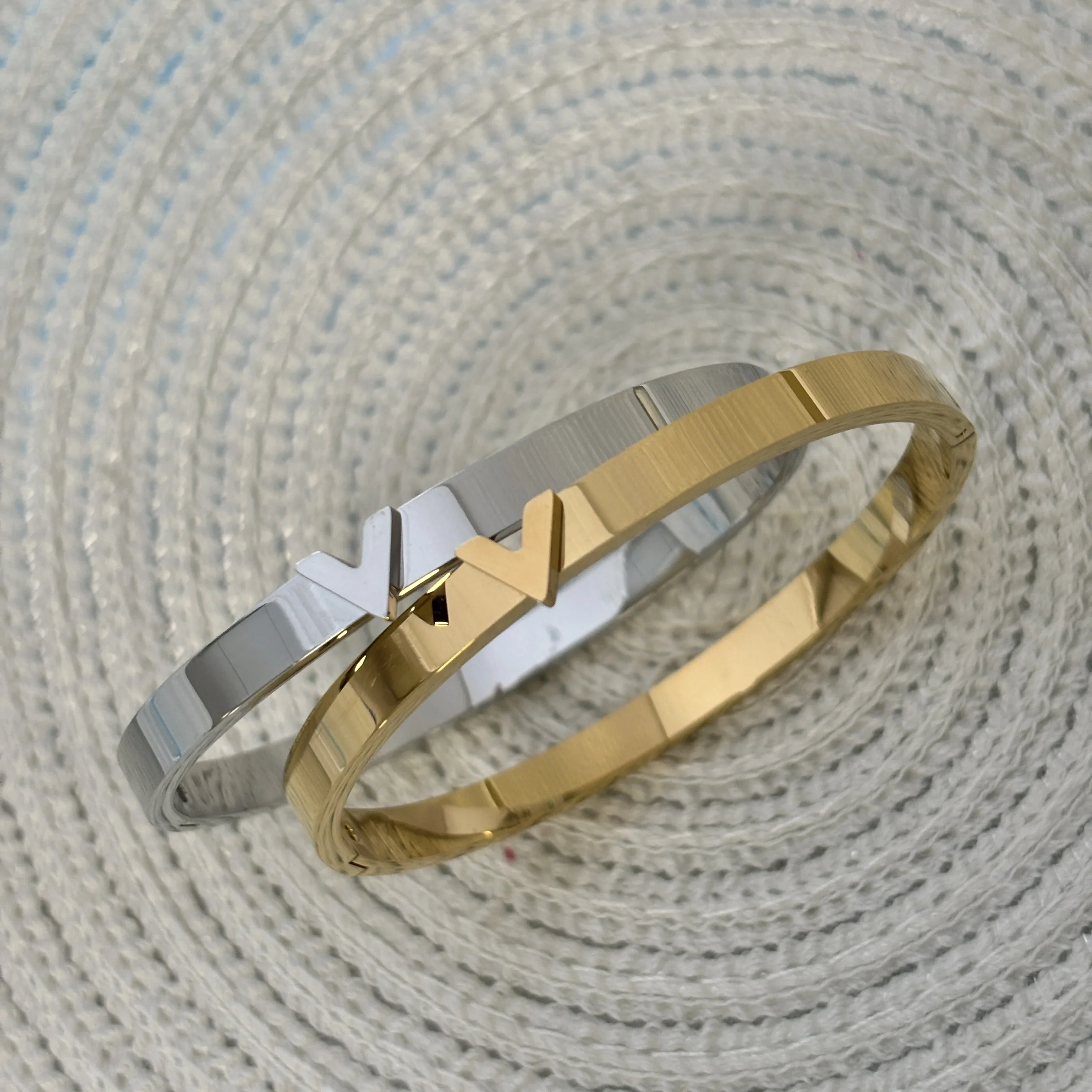 Bangels for Women Stainless Steeel Letter V Bracelet Fashion Brand Multicolour Mirrow Surface Delicate Jewelry Tarnish Free