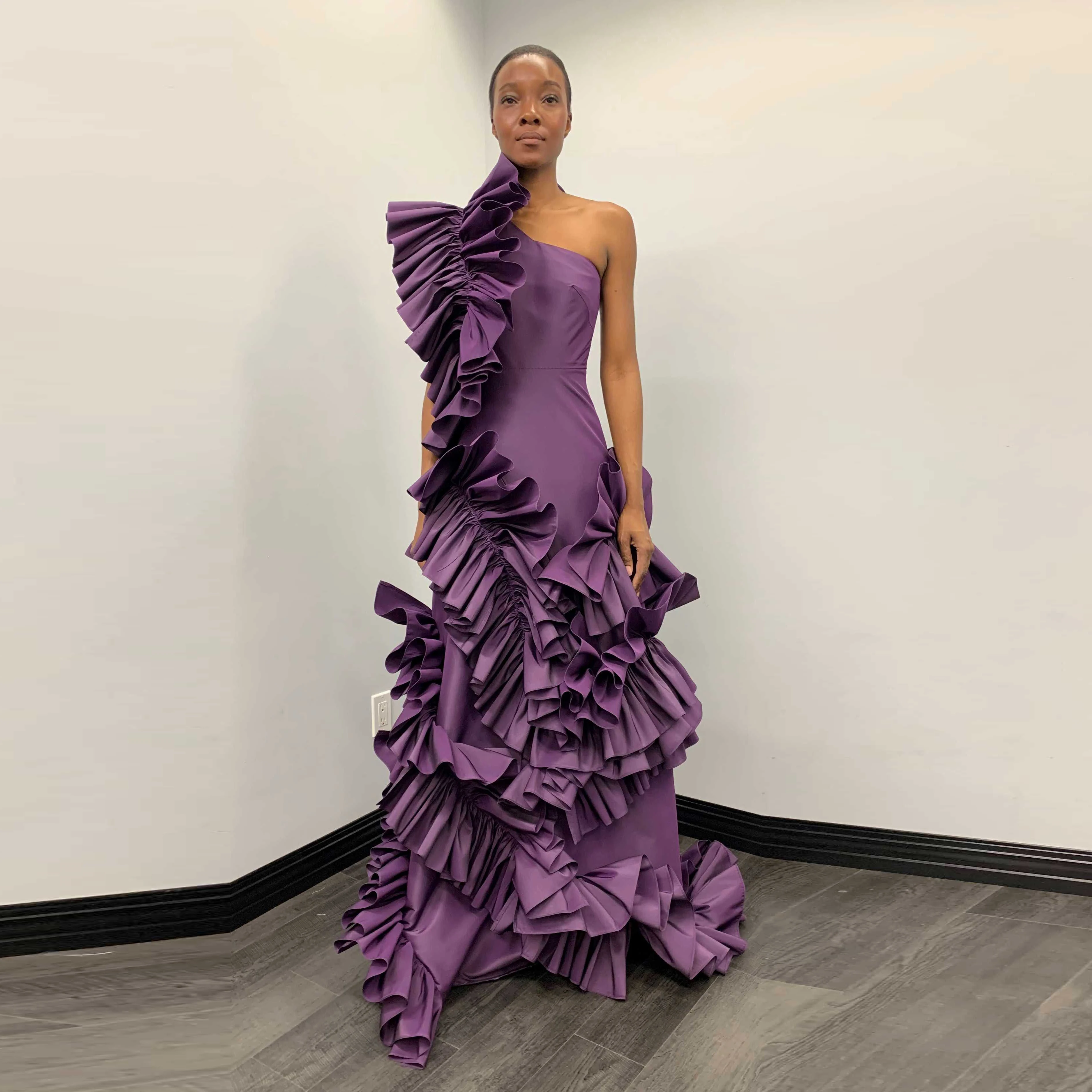 تصاميم فريدة من نوعها فساتين حفلات بكتف واحد طويل أرجواني ثوب مسائي مكشكش مصنوع حسب الطلب ثنيات على شكل حرف A فساتين رسمية أرجوانية