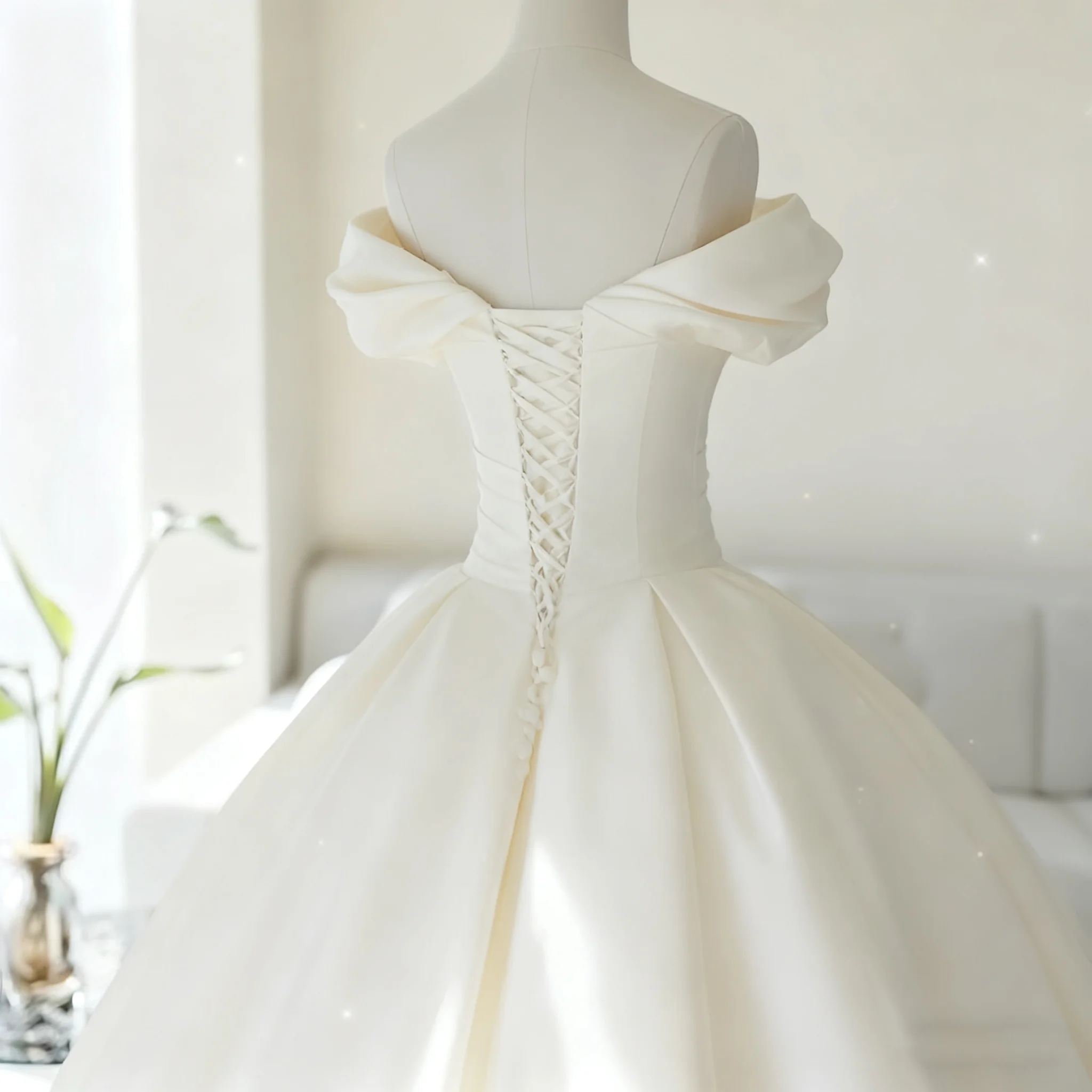 فستان زفاف كلاسيكي من الساتان الأبيض على شكل حرف A بدون ظهر مناسب للحفلات ومناسبات الزواج