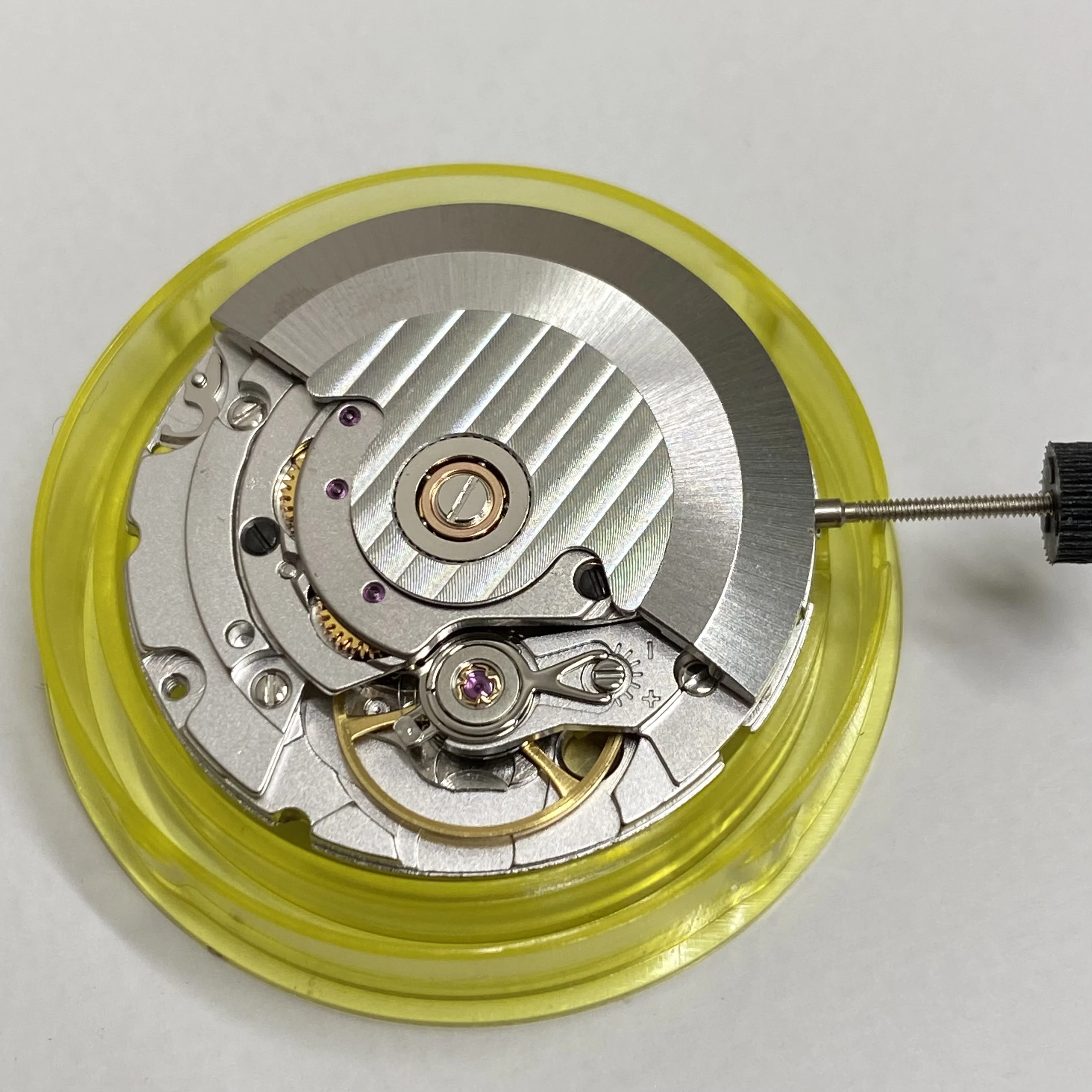 L'accessoire de montre comprend un tout nouveau mouvement domestique ETA2824-2. Le mouvement 2824 est blanc avec un motif V8