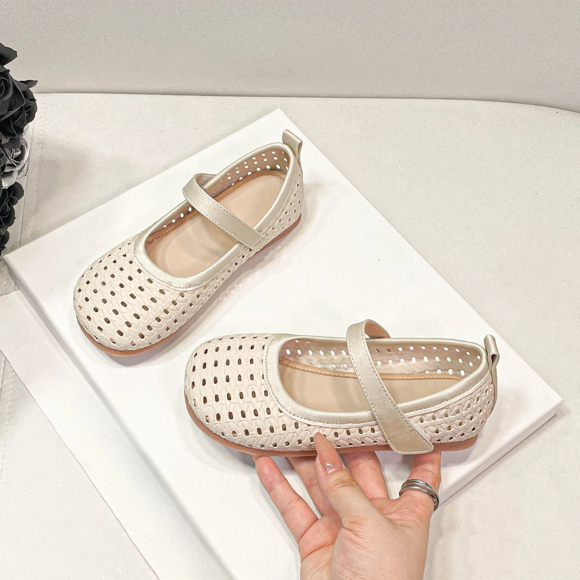 

2026 New Arrival Girls White Hollow Out Shoes Korean Style Soft Sole Non Slip Fashionable Student Casual Flats​