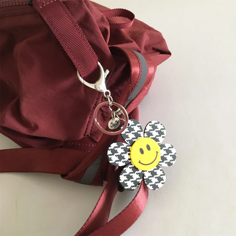 Lovely Black White Pattern with Smile Daisy Charm Key Chain Bag Decoration For Women Girl Unisex Casual Chic Cute Accessory