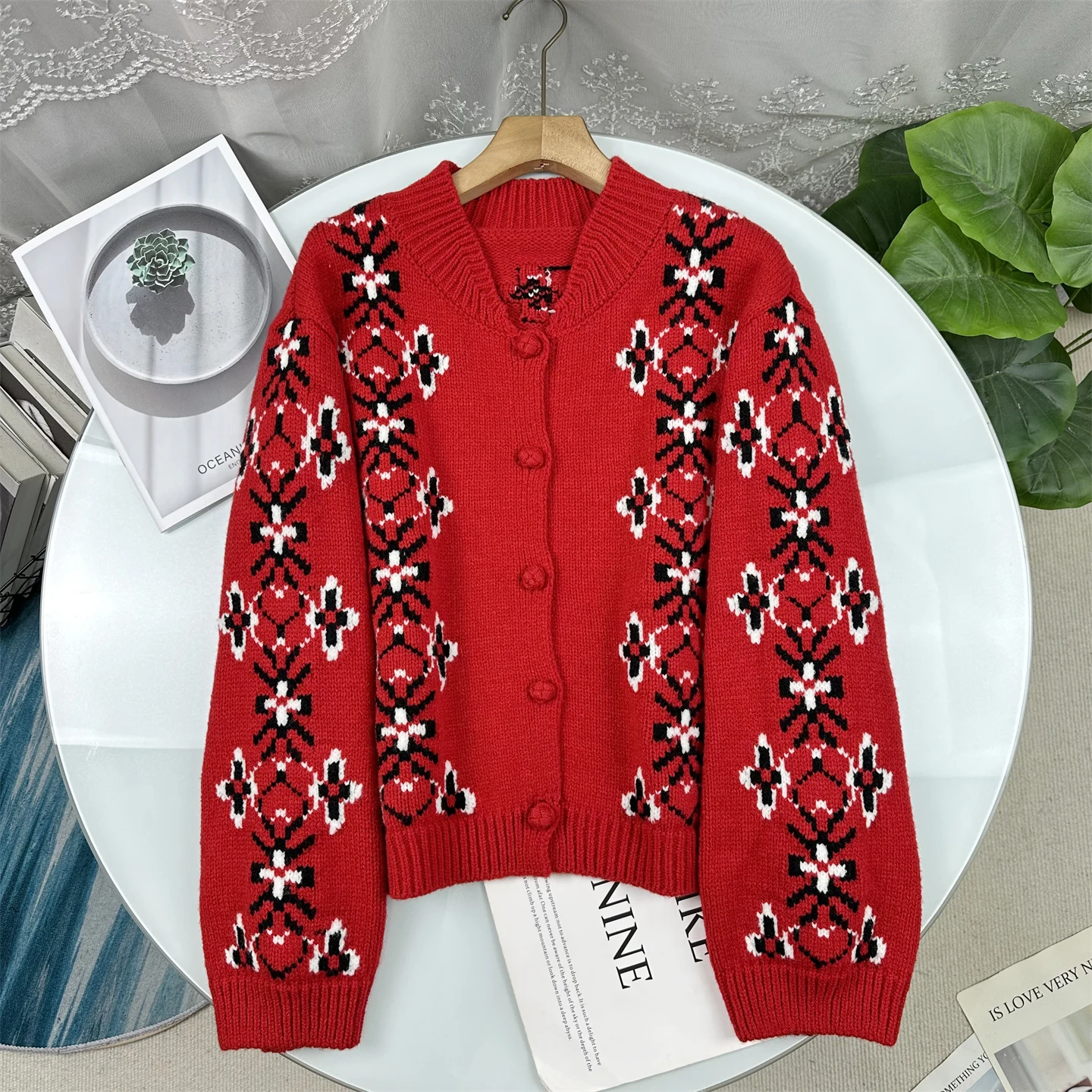 

Красный винтажный вязаный кардиган с цветочным узором, новогодний, к Году Зодиака, укороченный, верхняя одежда, женская зимняя мода, с круглым вырезом, на пуговицах...