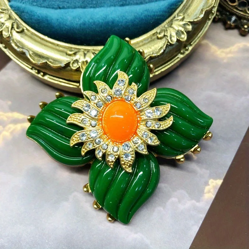 Vintage Green Four-leaf Flower Brooch Antique Vintage Temperament Atmosphere Dress Cheongsam Accessories Corsage