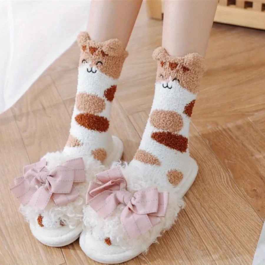 زوج واحد من الجوارب الأنبوبية السميكة لمنزل الخريف والشتاء، مع نعل سميك للدفء ومضاد للانزلاق، عصري