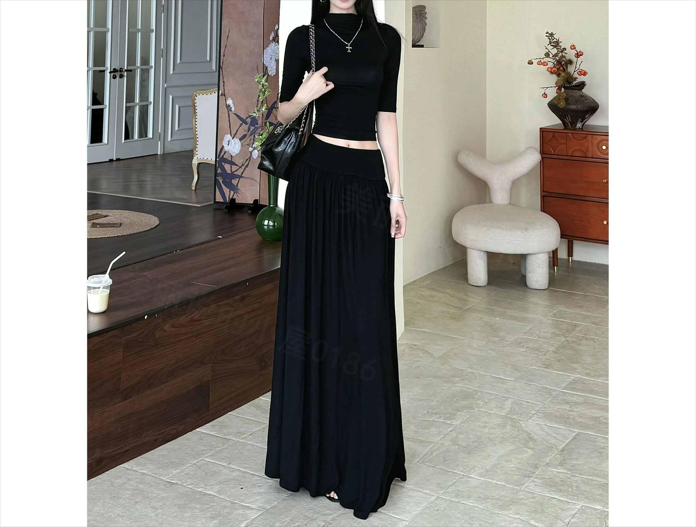 2025 Новый модный комплект, топ с высоким воротником и средним рукавом, утягивающая юбка с высокой талией, комплект из двух предметов