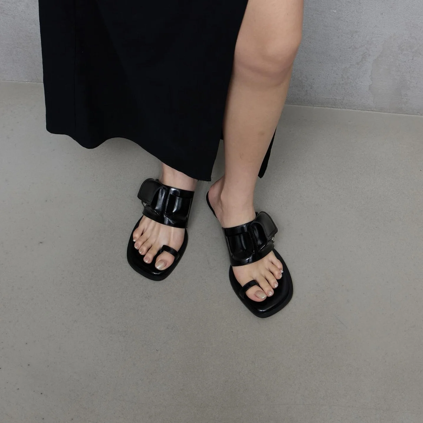 Single Thin Toe Strap Slipper Front Pocket Flap Strap With Metal Snap Button Summer Backless Slide Mule Walking Comfort Heel