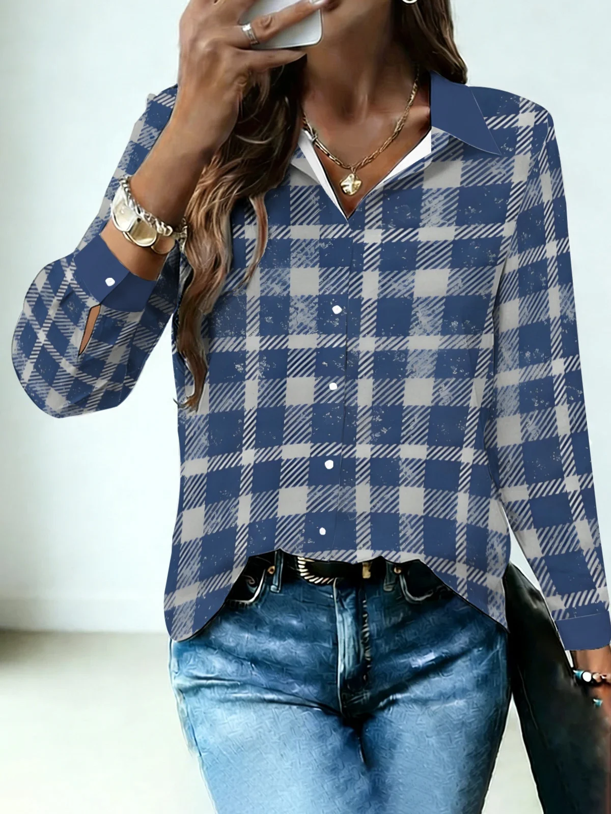 Camisa de mujer estilo americano retro minimalista a cuadros, azul y blanco atenuado, con cuello, estampado de cuadros vintage lavado, manga larga, suave, para uso diario.