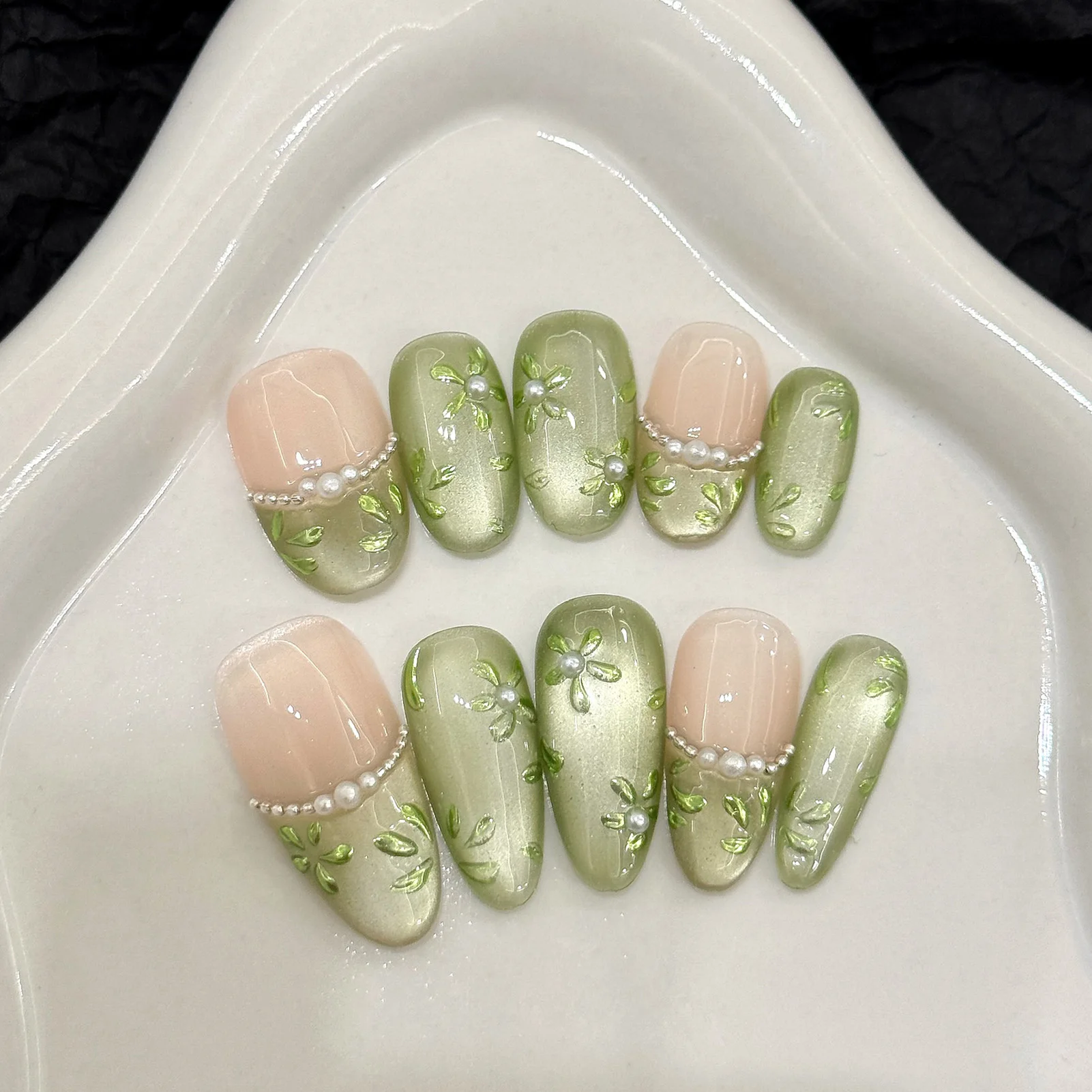 10 Stück grüne Katzenaugen-Kunstnägel mit handbemalten Blumen, Dekor, handgefertigt, bezaubernde Maniküre, Perle, französische künstliche Nägel, Mandelspitze
