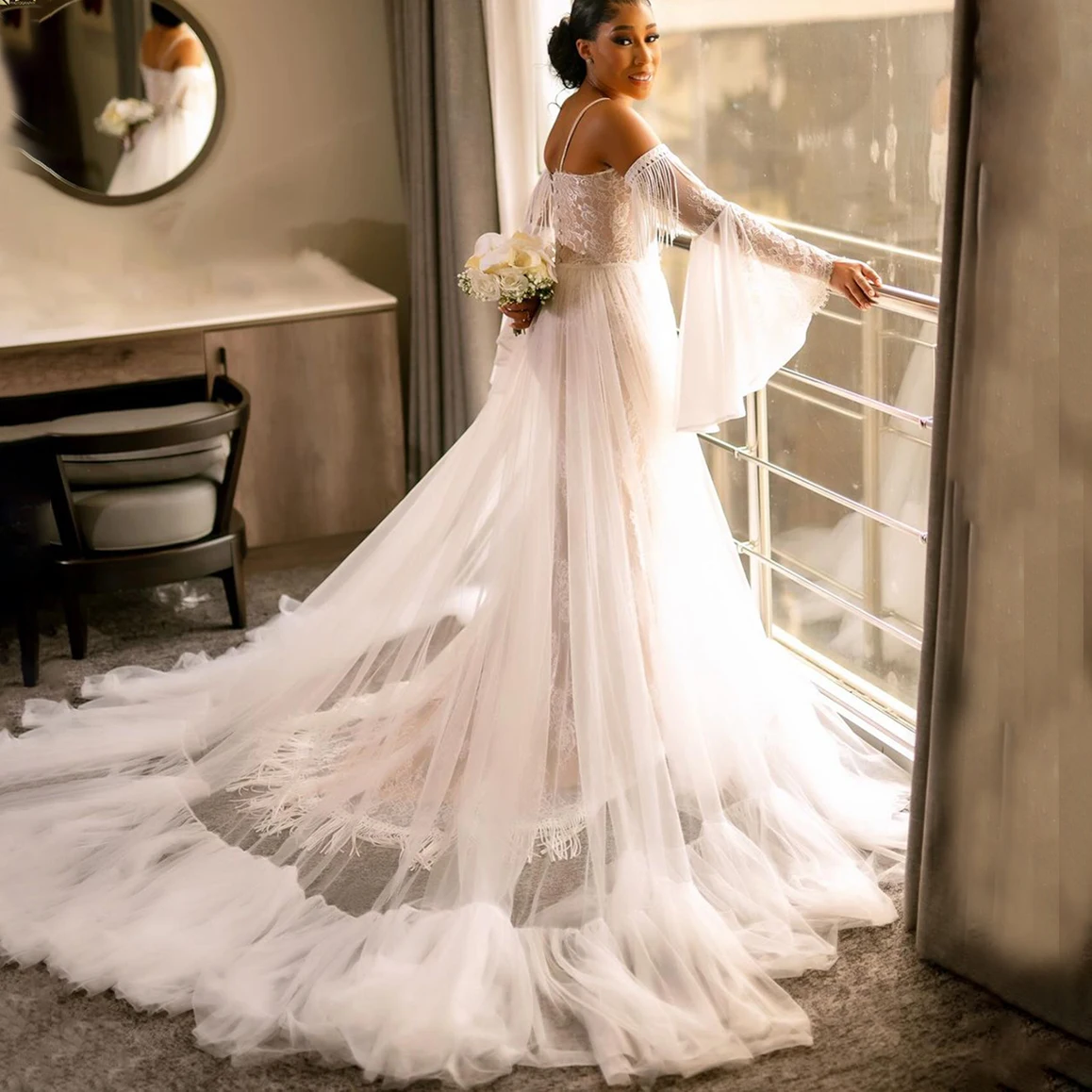 Abiti da sposa Dubai con maniche lunghe svasate rimovibili personalizzati Abiti da sposa moderni arabi con sottostrato in pizzo arricciato con nappe e corsetto sul retro