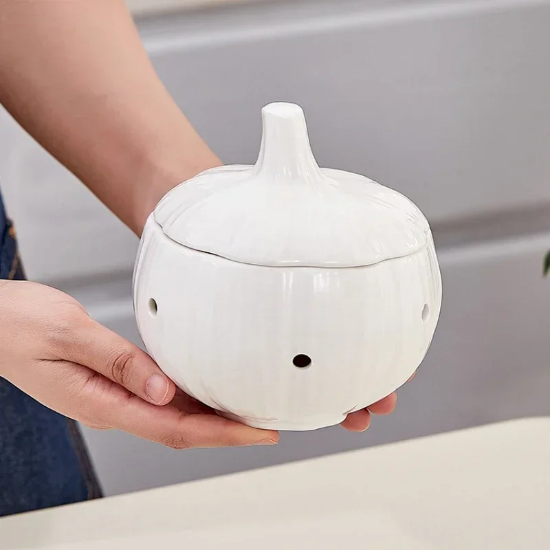 New Kitchen Storage Box Mildew Prevention Ginger Garlic Pot Storage Bottle Organizer Hollow Ceramic Pot Onion Shape Storage Tank