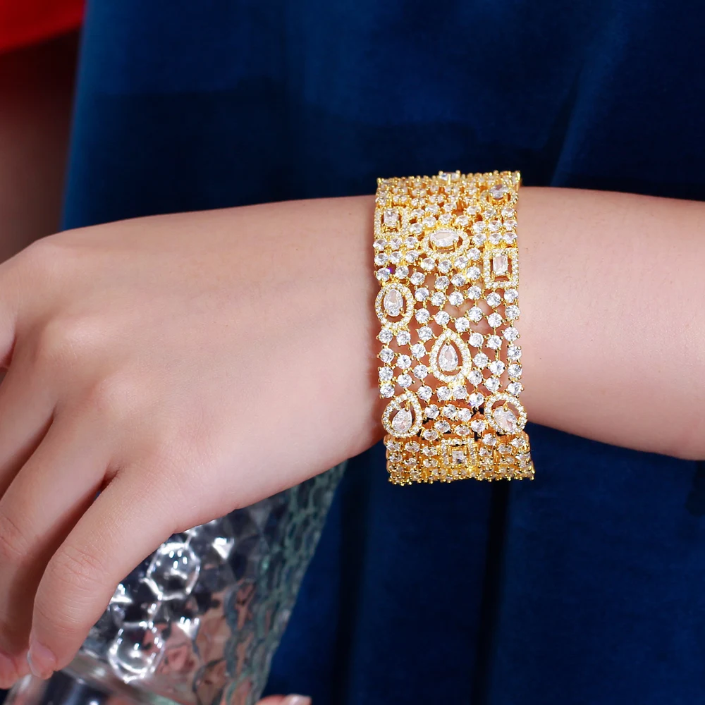 CWWZircons Luxuriöse Statement-Armreifen mit Kubikzirkonia-Besatz, breite, große Braut-Hochzeits-Manschettenarmbänder für Frauen, Dubai Goldfarbe BG067 – Detail 3