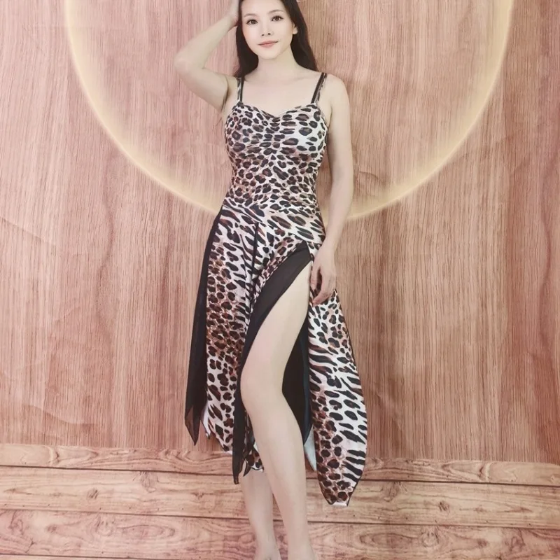 Maßgeschneiderte Swegal-Bauchtanzkostüme, orientalisches Tanzkleid, eleganter und dynamischer Trägerrock